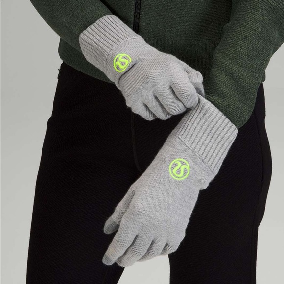 NEW Lululemon Warm Revelation Gloves in Heathers Rhino Gray - Picture 1 of 6